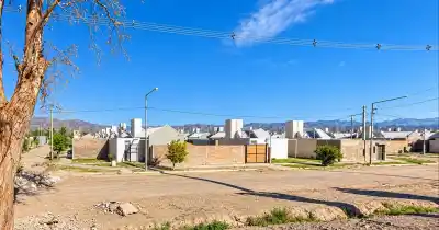 Dormían en su casa de La Bebida cuando tres encapuchados entraron por una puerta del fondo: se los llevaron todo