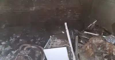 Incendio en Rawson: el fuego se desató de noche en el fondo de una casa y los bomberos trabajaron contrarreloj