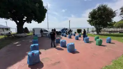 Un furgón a toda velocidad por la ruta 12 terminó con un hallazgo de $60 millones adentro