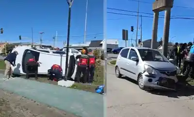 Chocaron en pleno centro de Río Grande y uno de los autos terminó con las ruedas para arriba