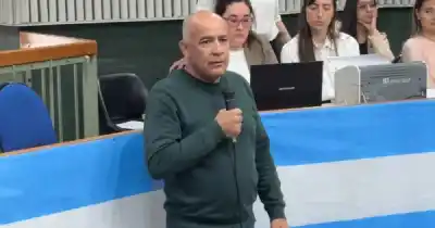 La sesión en Diputados quedó suspendida y un gremialista petrolero destrozó los anuncios de Álvarez