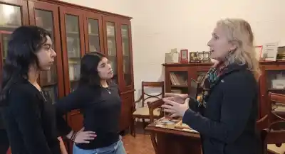 Estudiantes de la Escuela Normal rescataron la vida de Nené Grana: la entrevista que las llevó a su casa de Avellaneda
