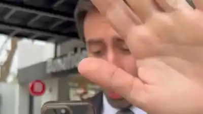 El gesto del hijo del médico acusado de abuso que sorprendió a una periodista