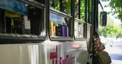 El paro de colectivos sigue y las escuelas ya tomaron una decisión con las faltas