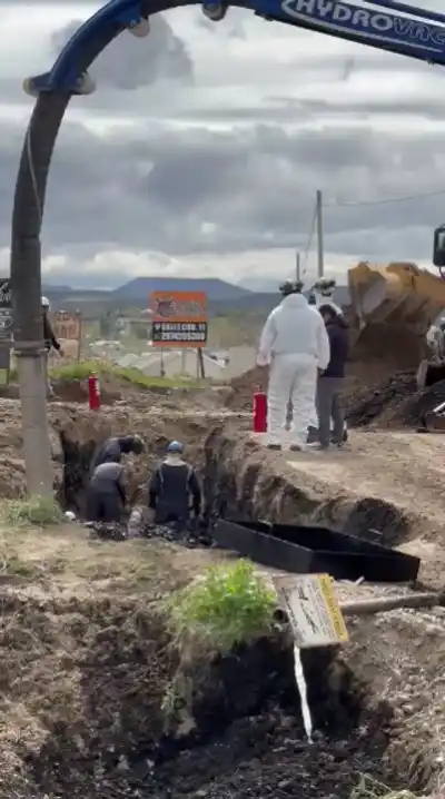 Vecinos de la zona norte denunciaron crudo en una calle interna: ya trabajan con maquinaria