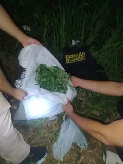 Dos hombres escaparon por el río y dejaron atrás una bolsa: lo que había adentro