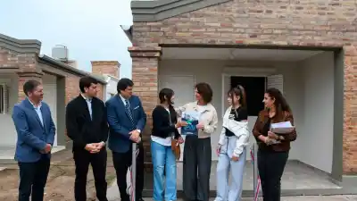 Plantaron un árbol frente a la casa de los Sosa y 20 familias de Mansupa ya tienen su llave