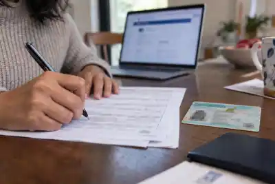 EE.UU. bloquea las green cards de Microsoft, Adobe y seis gigantes más: el motivo que dio JD Vance