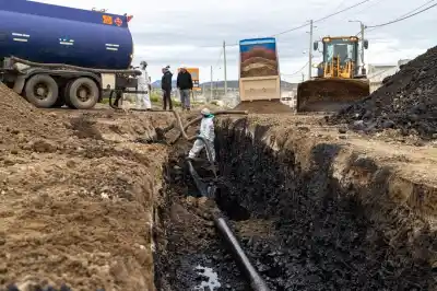 El derrame en Km14: la historia del caño que estaba antes que el barrio y la obra que se adelantó
