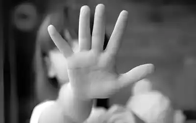 La citó para una "práctica especial" después de clases: lo que la nena le escribió al padre desde el aula