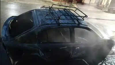 Un auto amaneció envuelto en llamas en Centenario y los bomberos llegaron tarde para salvarlo