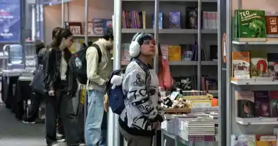 La Feria del Libro de Rosario abrió sus puertas y los primeros visitantes ya coparon los stands