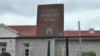 Padres de La Puerta se plantaron en la escuela: "Los nenes están solos y nadie responde"