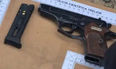 Dos hombres corrieron al ver a la policía en Trelew: uno escapó y al otro le encontraron un arma tirada en el patio