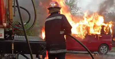 Un auto con patente paraguaya ardió en plena vía pública de Posadas: los bomberos llegaron desde otro operativo