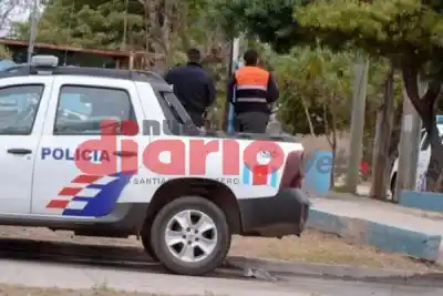 Manejaba su moto en la madrugada, chocó contra un perro y terminó en el suelo