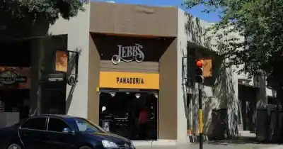 ¿Qué pasó minutos antes del cierre en una panadería de la Quinta Sección?