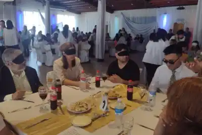 El bastón blanco se pone a prueba en Santiago: antiparras, goalball y un almuerzo que ya lleva siete ediciones