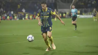 Almirón recupera a Sández: la sanción que le abrió la puerta al lateral