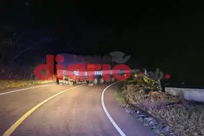 Un camión de gaseosas quedó cruzado en la Ruta 64 y cortó el tránsito por horas