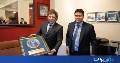 Vidal le entregó una carpeta "Urgente YCRT" a Milei: qué respondió el Presidente