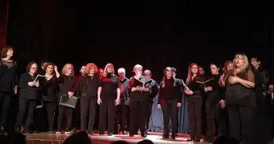 Roxana Agullé lleva el coro a una ferretería y los cajeros terminan aplaudiendo
