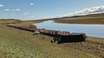 Un tren de YCRT con 600 kilos de carbón descarriló y apareció un objeto clave al costado de la vía