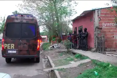 Tres veces en tres días allanaron la misma casa de Paraná: lo que la Policía encontró en los desagües la condenó