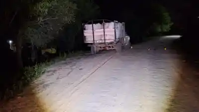 Manejaba su moto de noche en Clorinda y terminó contra una camioneta estacionada