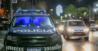 Motochorros armados interceptaron a una joven y le arrebataron todo