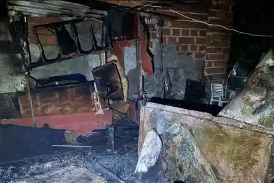El fuego arrasó tres casas en Anacleto Medina Sur y los vecinos salieron a pedir donaciones