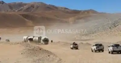 La arena tapó la Ruta 51 y dejó camiones varados en la Puna: qué pasó en Esquina Azul