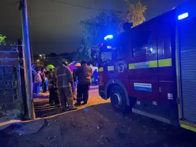 El fuego arrasó con tres casas en Anacleto Medina Sur y los vecinos perdieron todo