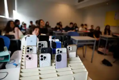 Los colegios privados no quieren que el Estado les diga cómo guardar los celulares