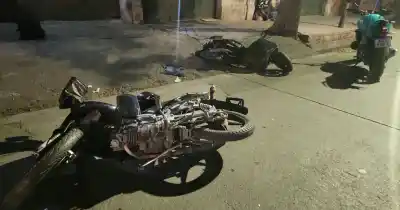Manejaba una moto y hacía delivery: su vida terminó en una acequia de Ciudad