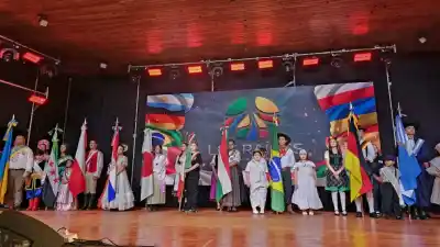 Jardín América se llena de banderas: arrancó Las Raíces y el sábado se entrega la corona
