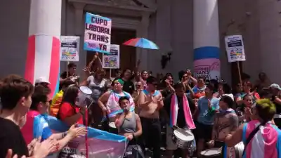 Sandra golpea la ventana de un primer piso en Rosario: "Las chicas laburan con frío y hambre"