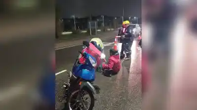 Chocó contra un auto en plena avenida Alfonsín: lo que descubrió la ambulancia al llegar