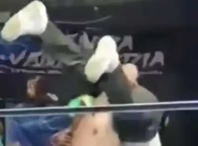 El gesto del árbitro que desató la llave fatal del "Hijo de Fishman" en pleno cuadrilátero