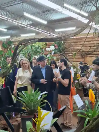 Montecarlo inauguró su fiesta con un pavo real que ya tiene ojos celestes