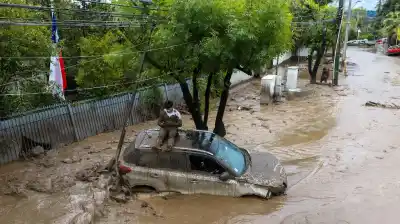 Se subieron al techo del colectivo para escapar del barro: qué pasó en Las Condes