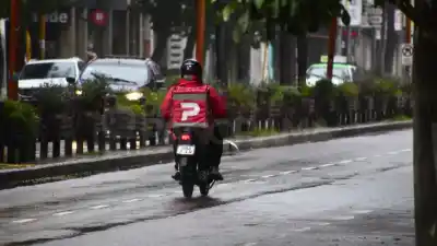 El viernes en Santiago viene con lluvia y frío: hasta cuándo hay que sacar el paraguas