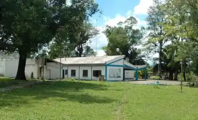 Rompieron la pared de la cocina y se llevaron hasta los platos: el video que expone el robo en una escuela de Santa Ana