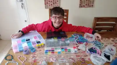 Con 11 años fabrica pulseras para pagar su viaje de egresados: lo que hizo su papá lo cambió todo