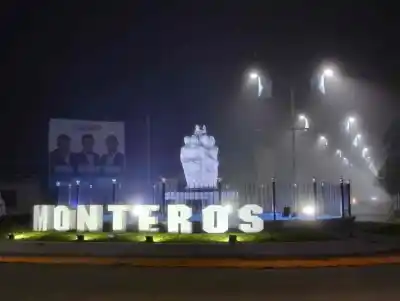 Monteros bajo un manto de neblina