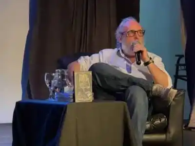 Merlo recibe a un exdiputado nacional que llega con su primera novela histórica