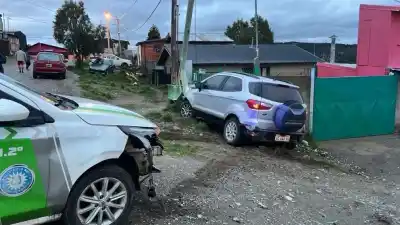 Quiso identificar una EcoSport y terminó con un patrullero chocado: el conductor se borró a pie