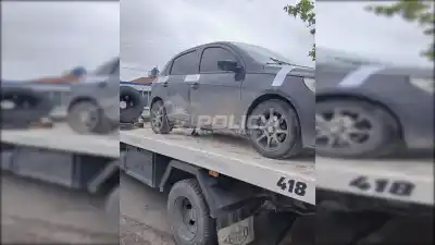 Fueron a allanar por un robo y en el baúl del auto apareció un arma larga