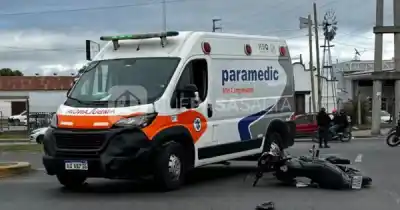 Una ambulancia y una moto chocaron en Av. Paraguay: el conductor terminó internado