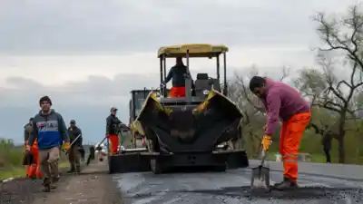 La ruta 323 ya tiene el 80% de la obra, pero el dato que falta es cuánto falta para el final